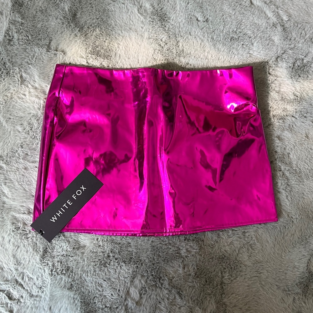COPY - WHITE FOX Boutique Hot Pink Metallic Skirt
SMALL w/ TAG❗️small rip in th…